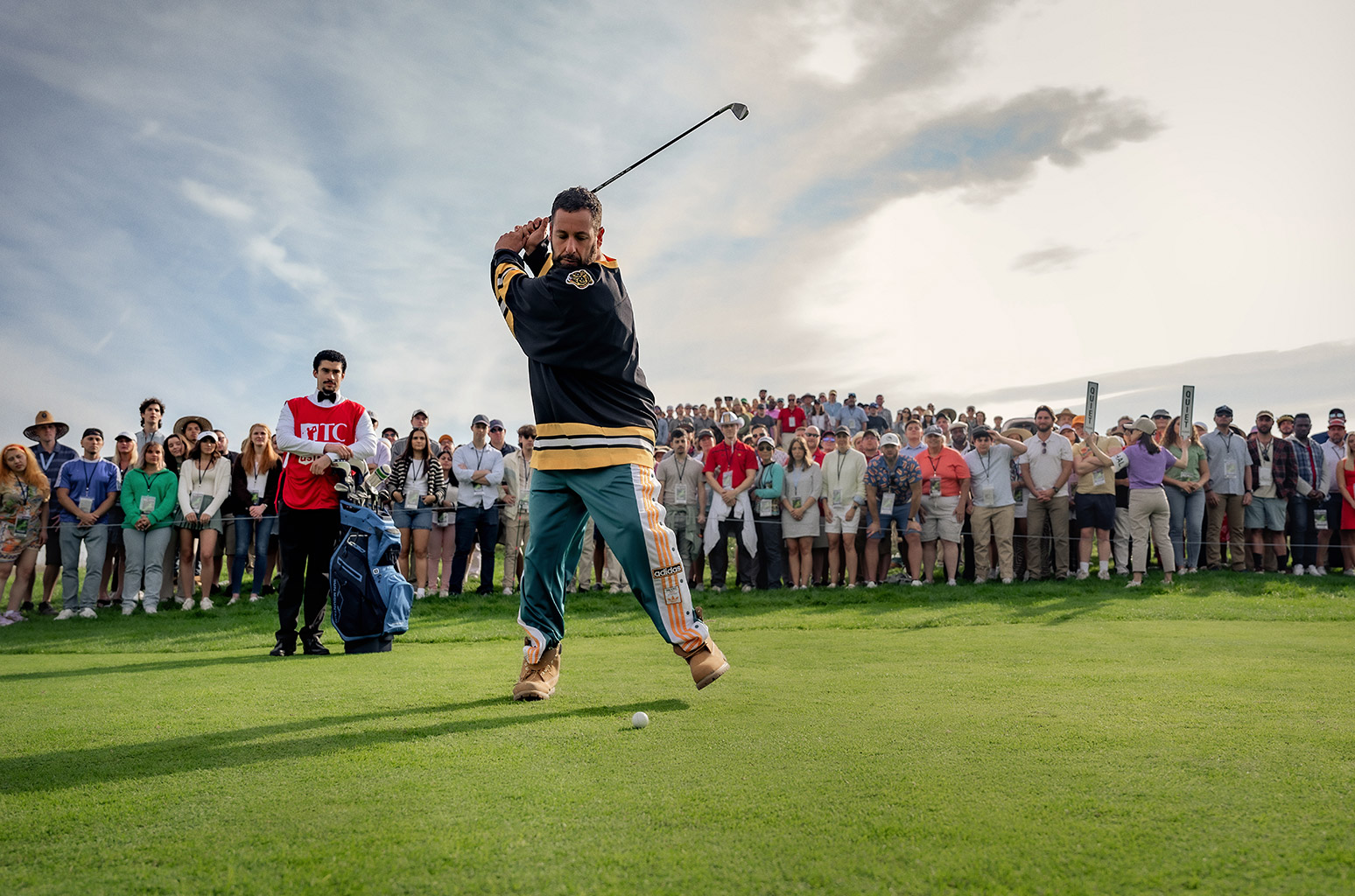 Bad Bunny sorprende como caddie de Adam Sandler en 'Happy Gilmore 2'