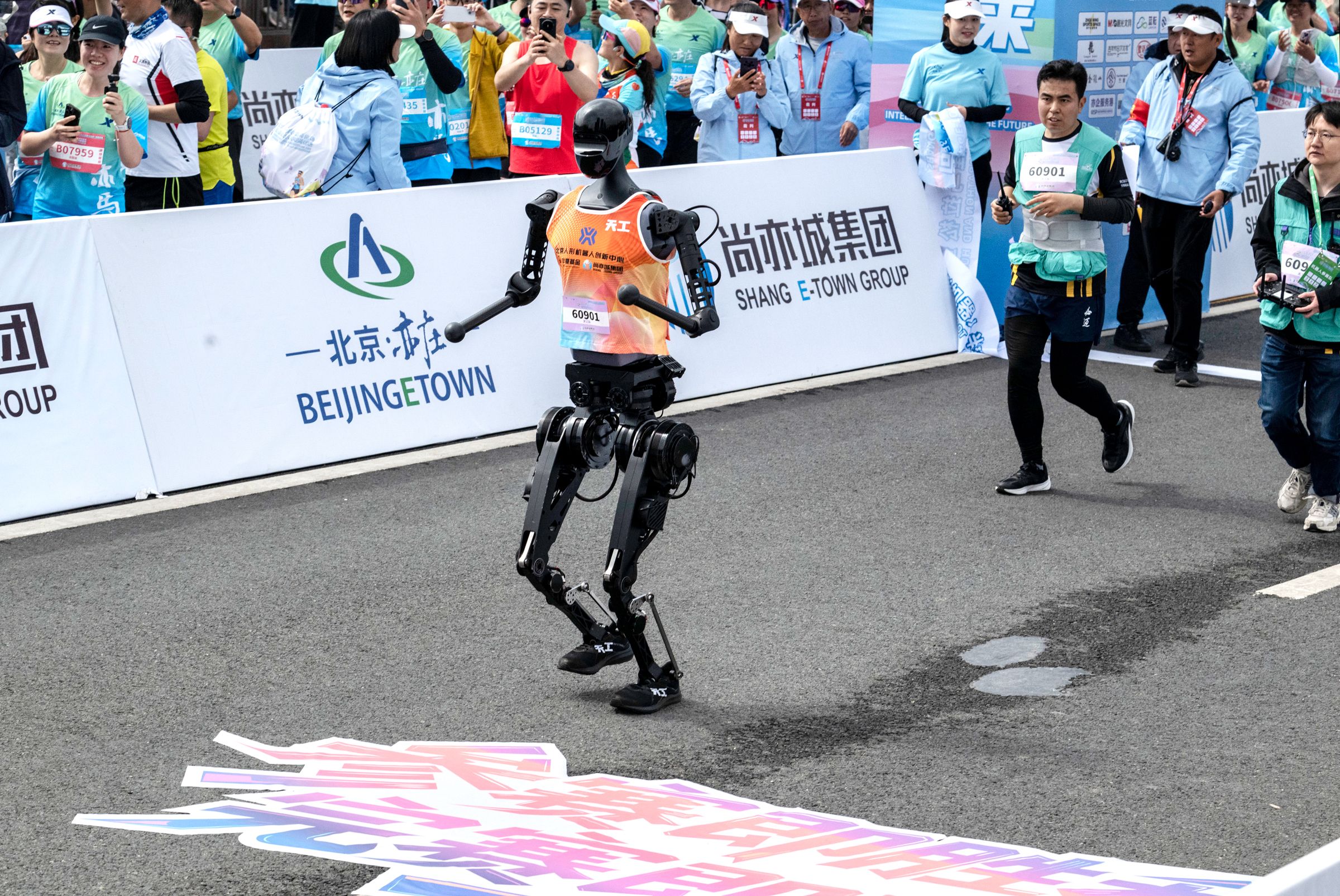 Robot Tiangong Completa Innovadora Media Maratón en Pekín