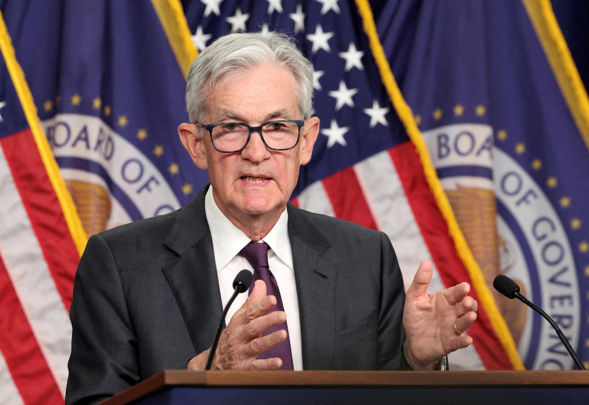 Trump critica a Powell mientras el dólar y el Dow caen fuertemente