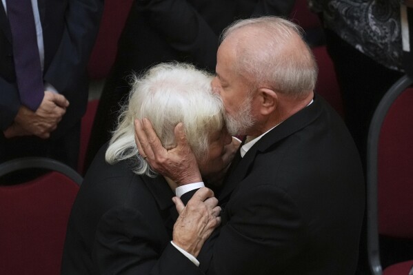 Emotiva despedida de Lula a Mujica en su velatorio