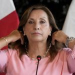 Dina Boluarte duplica su sueldo en medio de polémica en Perú