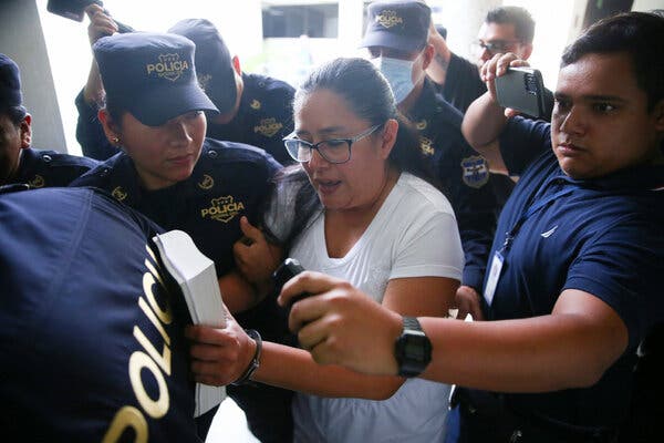 Retiro de Cristosal: Crece tensión en El Salvador