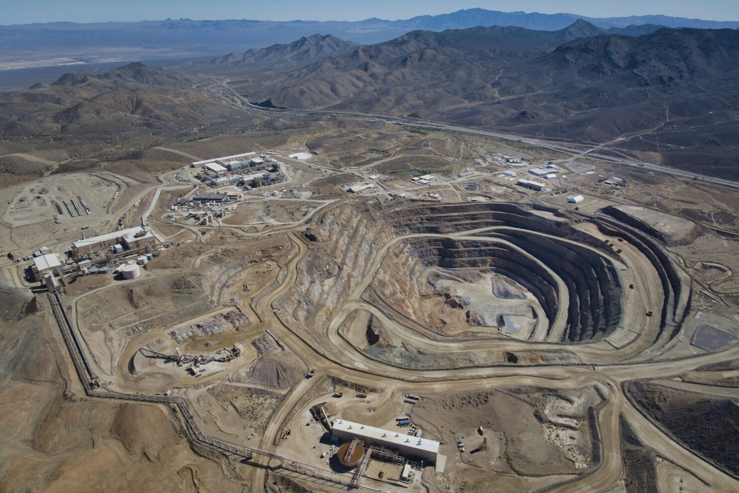 EE.UU. impulsa producción de tierras raras para reducir dependencia de China