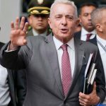 Condenan a Álvaro Uribe a 12 años de prisión domiciliaria