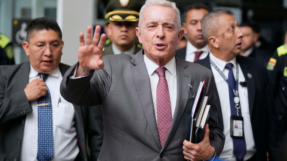 Condenan a Álvaro Uribe a 12 años de prisión domiciliaria